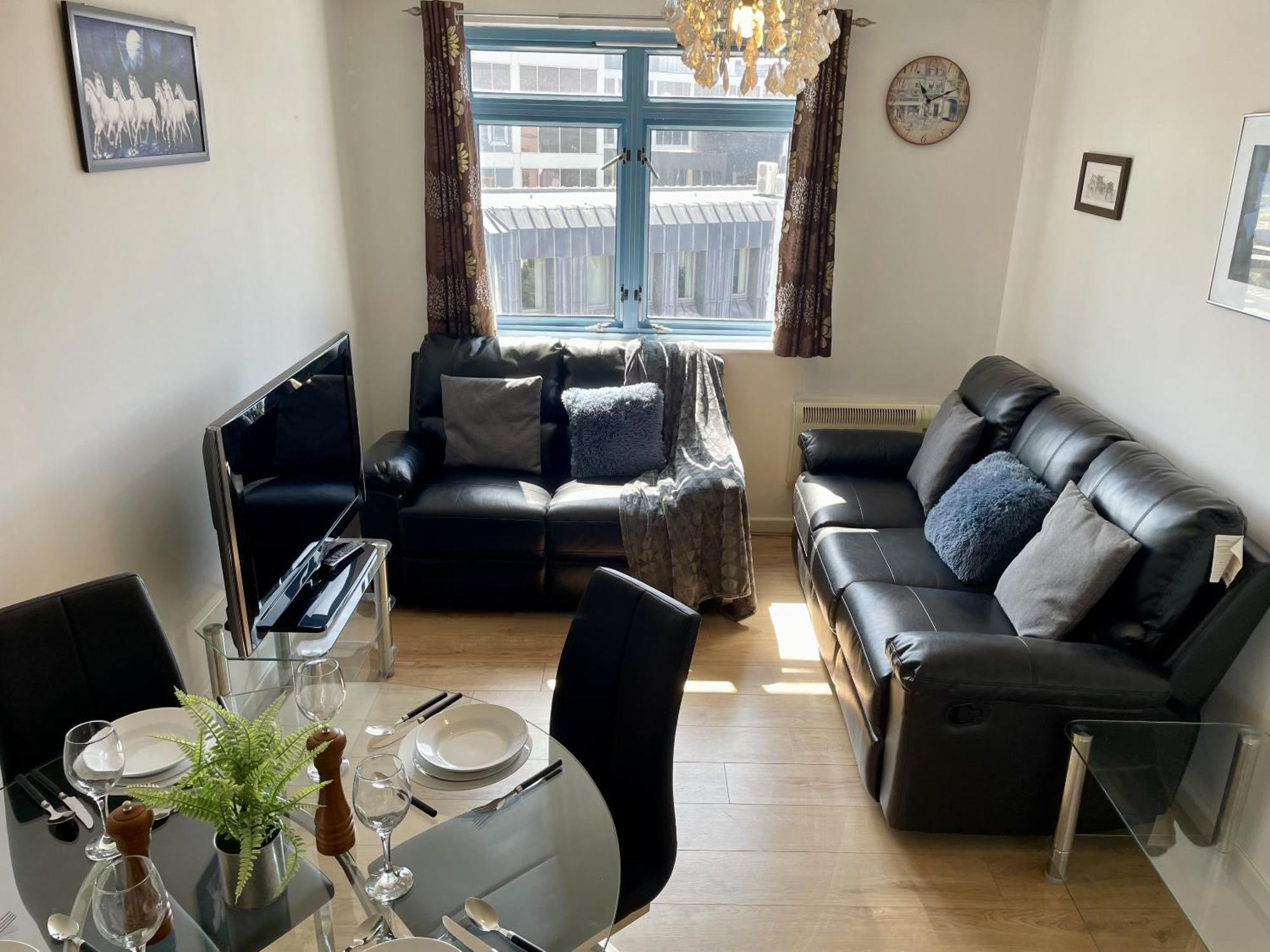 Hk Life Serviced Apartment , City Centre Суиндон Экстерьер фото