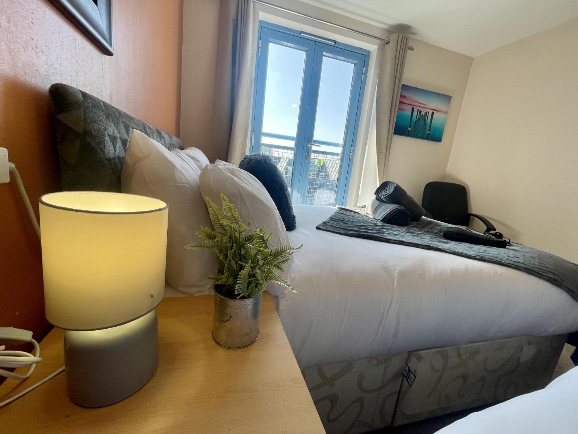 Hk Life Serviced Apartment , City Centre Суиндон Экстерьер фото