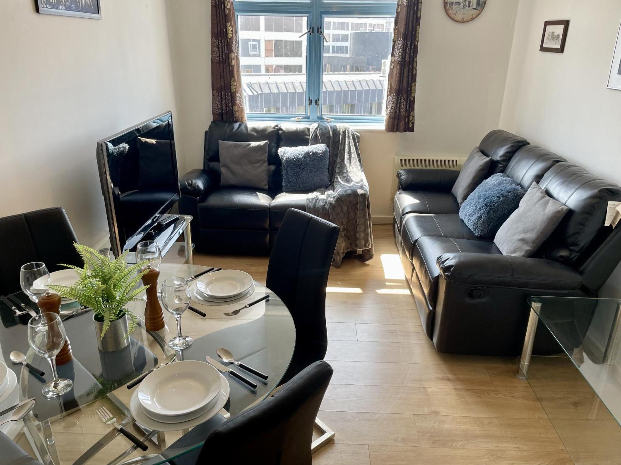 Hk Life Serviced Apartment , City Centre Суиндон Экстерьер фото