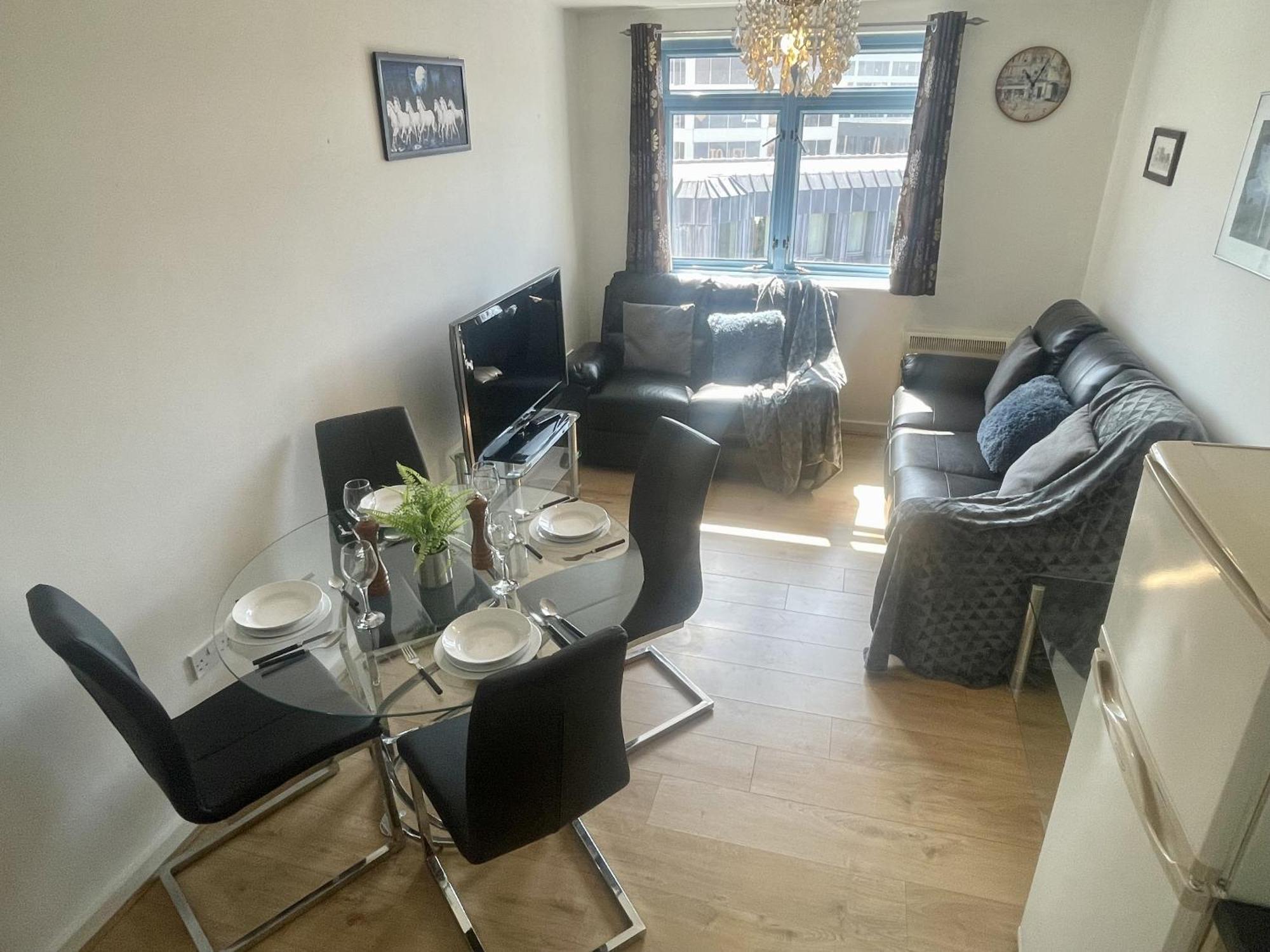 Hk Life Serviced Apartment , City Centre Суиндон Экстерьер фото