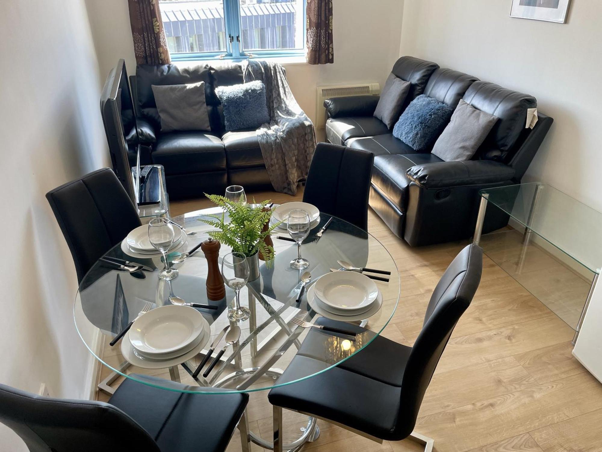 Hk Life Serviced Apartment , City Centre Суиндон Экстерьер фото